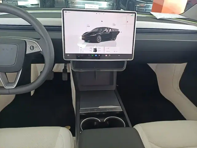 Tesla Model 3 — Фото автомобиля 12