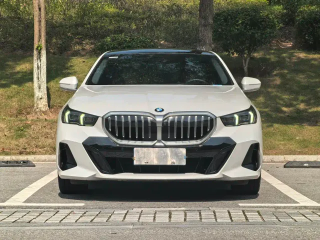 BMW 5 Series — Фото автомобиля 2