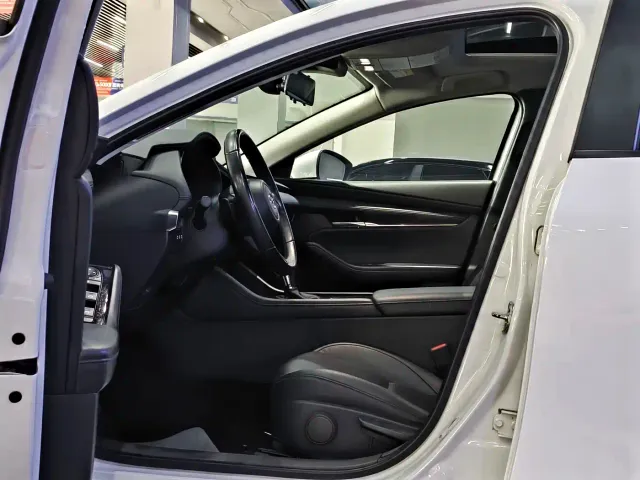 Mazda Axela — Фото автомобиля 8