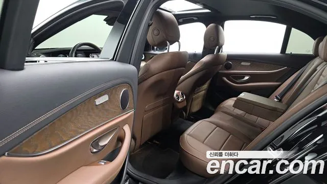 Mercedes-Benz E-Class — Фото автомобиля 11