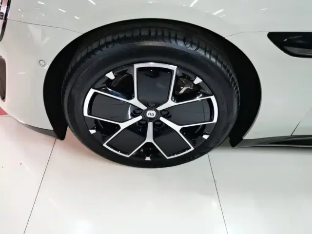 Xiaomi SU7 — Фото автомобиля 22