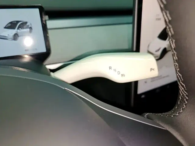Tesla Model Y — Фото автомобиля 13