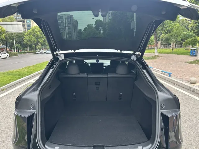 Tesla Model Y — Фото автомобиля 7