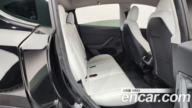 Tesla Model Y — Фото автомобиля 17