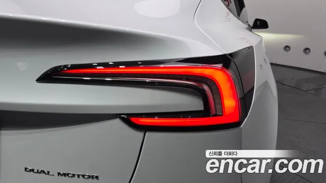 Tesla Model 3 — Фото автомобиля 22