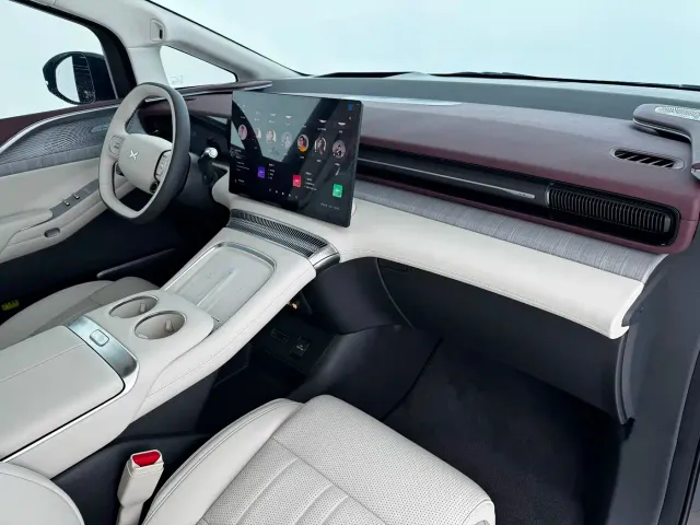 Xpeng X9 — Фото автомобиля 10