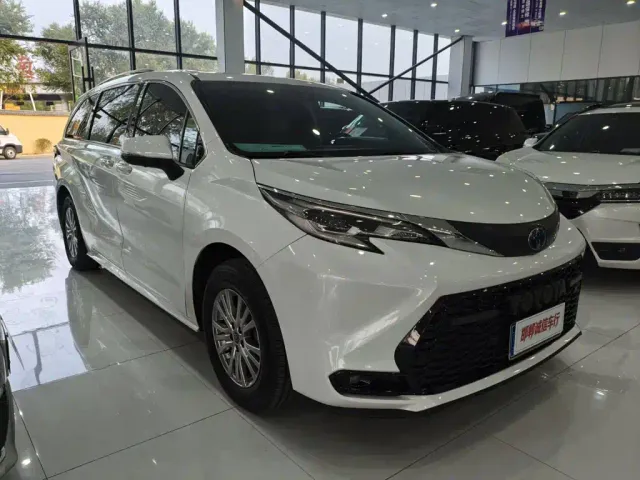 Toyota Sienna — Фото автомобиля 3
