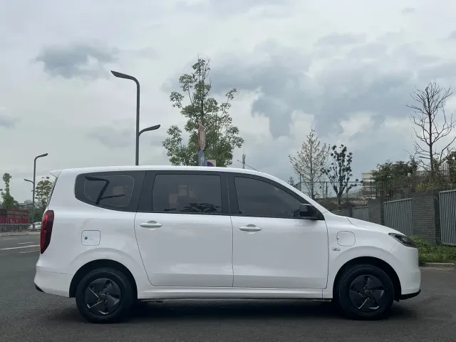 Wuling Hongguang — Фото автомобиля 10