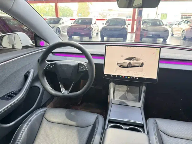 Tesla Model 3 — Фото автомобиля 10