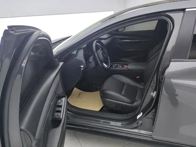 Mazda Axela — Фото автомобиля 9