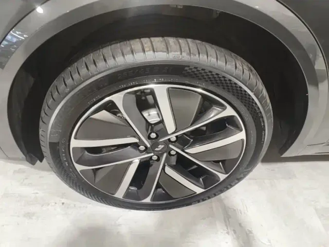 Li Auto L9 — Фото автомобиля 22