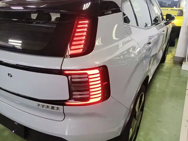 Volvo EX30 — Фото автомобиля 7