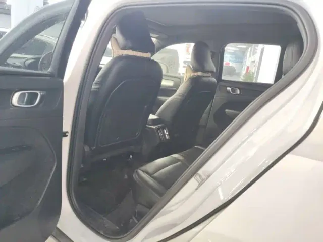 Volvo XC40 — Фото автомобиля 8