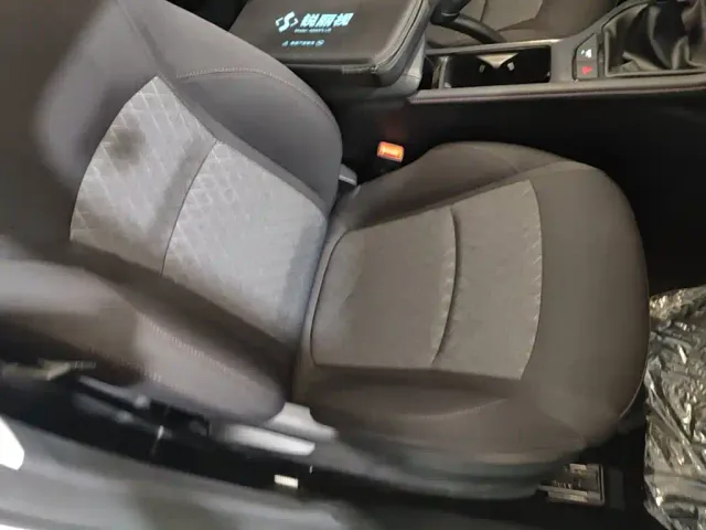 Roewe i5 — Фото автомобиля 24