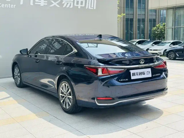 Lexus ES — Фото автомобиля 16