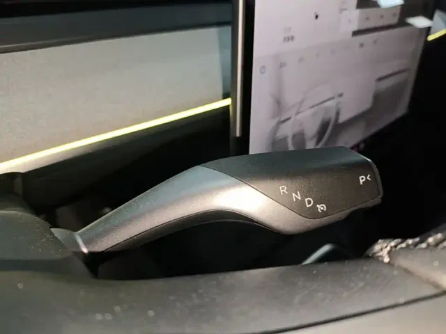 Tesla Model Y — Фото автомобиля 13
