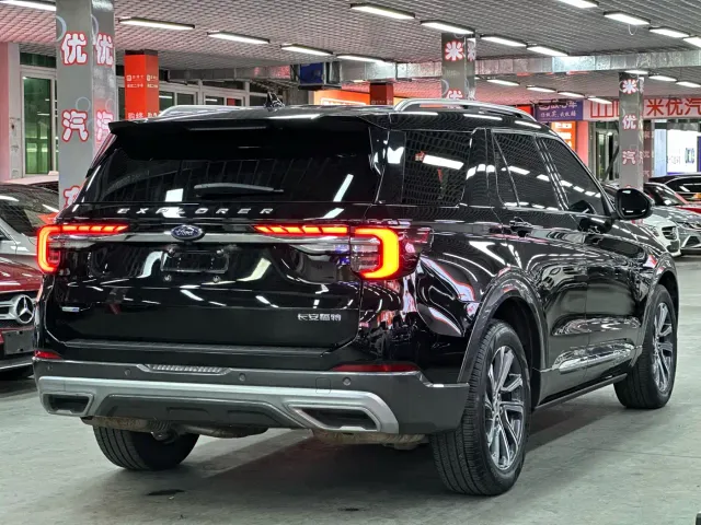 Ford Explorer — Фото автомобиля 7