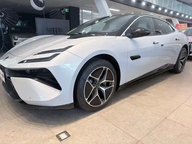 Фотография автомобиля — Lotus Emeya