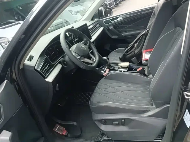 Volkswagen Tiguan L — Фото автомобиля 14