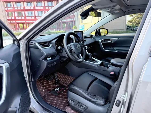 Toyota RAV4 — Фото автомобиля 4
