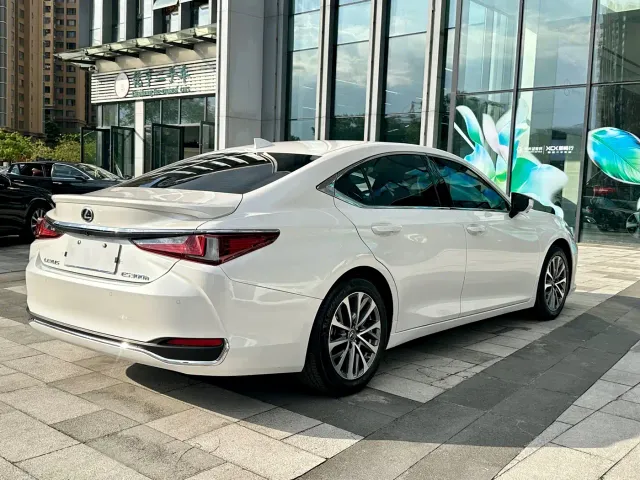 Lexus ES — Фото автомобиля 4