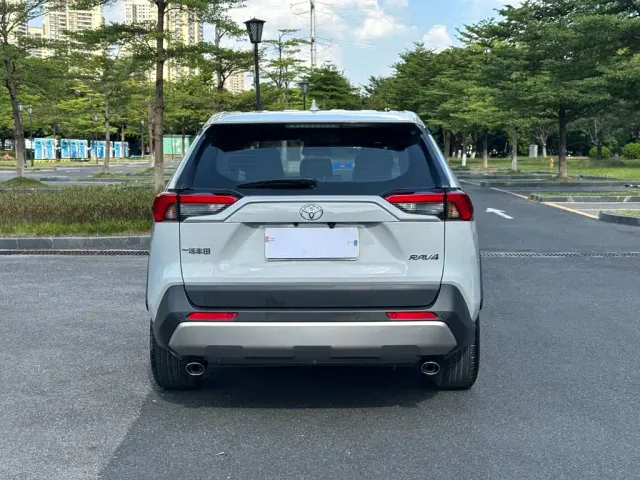 Toyota RAV4 — Фото автомобиля 18