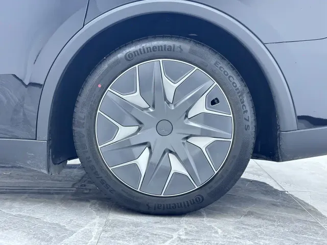 Tesla Model Y L — Фото автомобиля 13