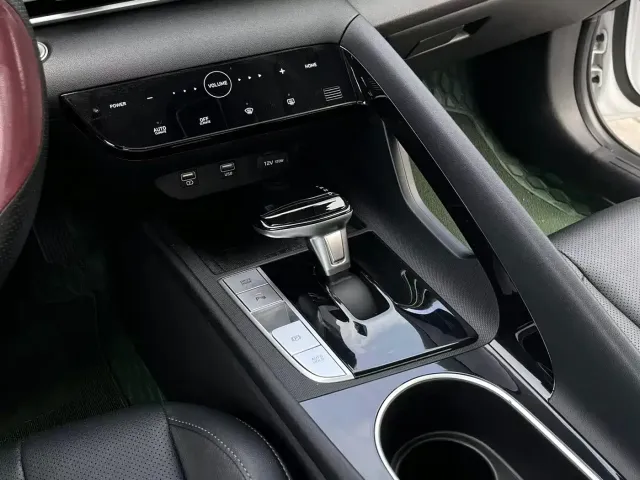 Hyundai Elantra 2022 1.5L CVT LUX Premium Edition — Фото автомобиля 8