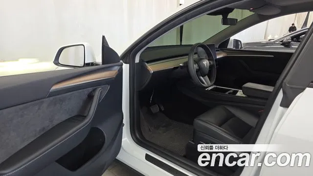 Tesla Model Y — Фото автомобиля 15