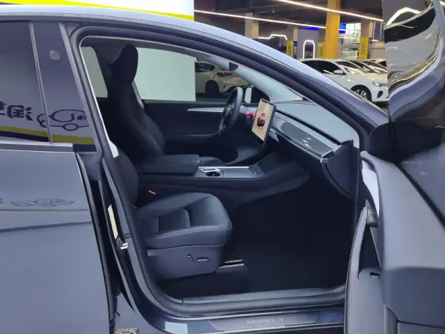 Tesla Model Y — Фото автомобиля 8