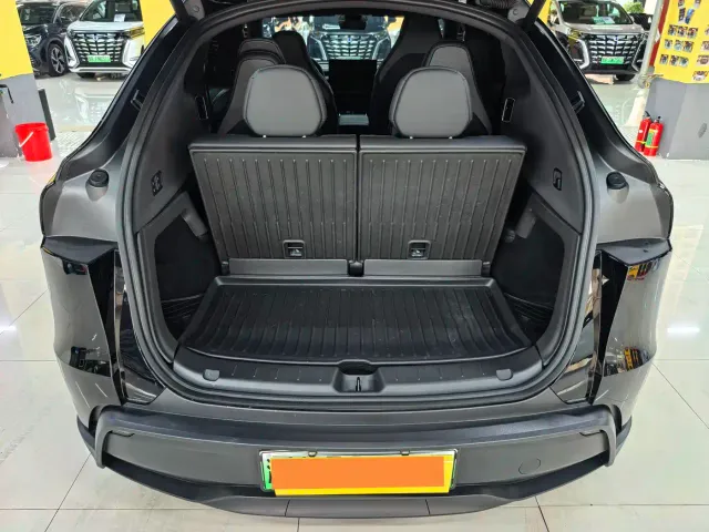 Tesla Model Y L — Фото автомобиля 15