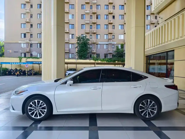 Lexus ES — Фото автомобиля 3