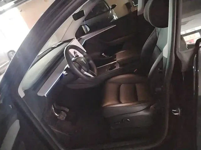 Tesla Model Y — Фото автомобиля 14
