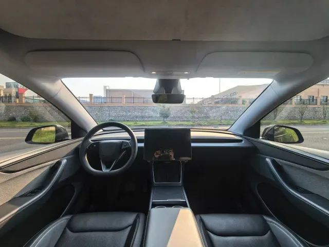 Tesla Model Y — Фото автомобиля 5