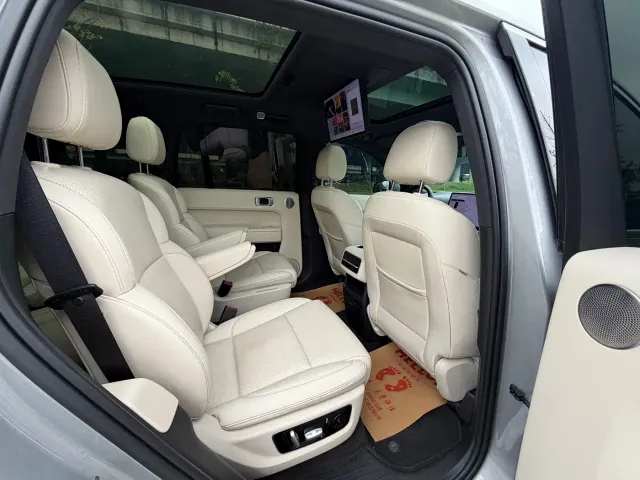 Li Auto L8 — Фото автомобиля 19