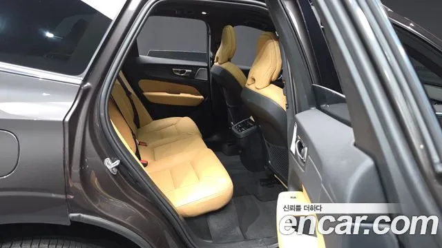 Вольво XC60 — Фото автомобиля 11