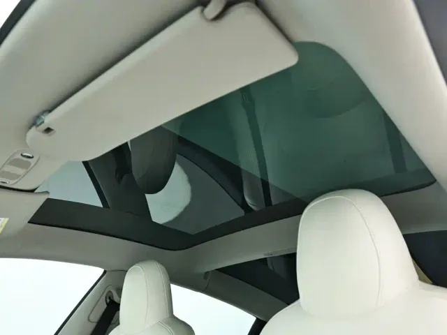 Tesla Model 3 — Фото автомобиля 12