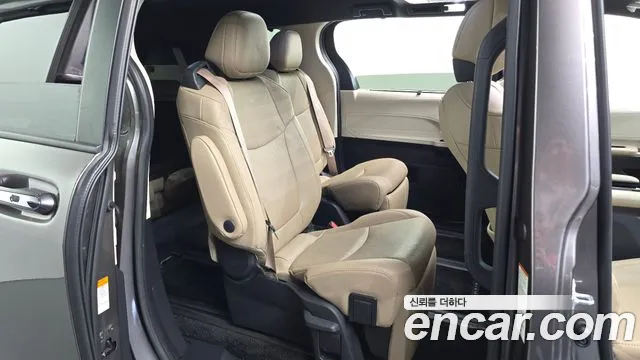 Toyota Sienna — Фото автомобиля 11