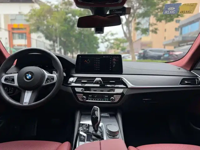 BMW 5 Series — Фото автомобиля 11