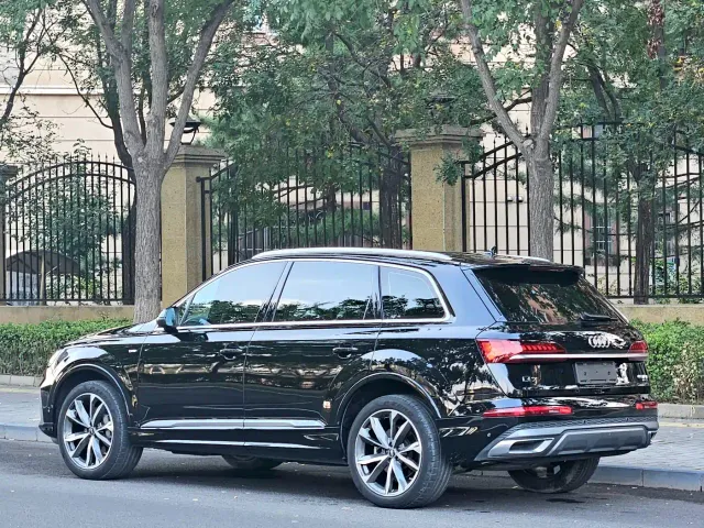 Audi Q7 — Фото автомобиля 3