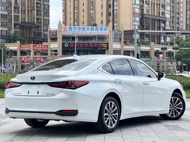 Lexus ES — Фото автомобиля 4