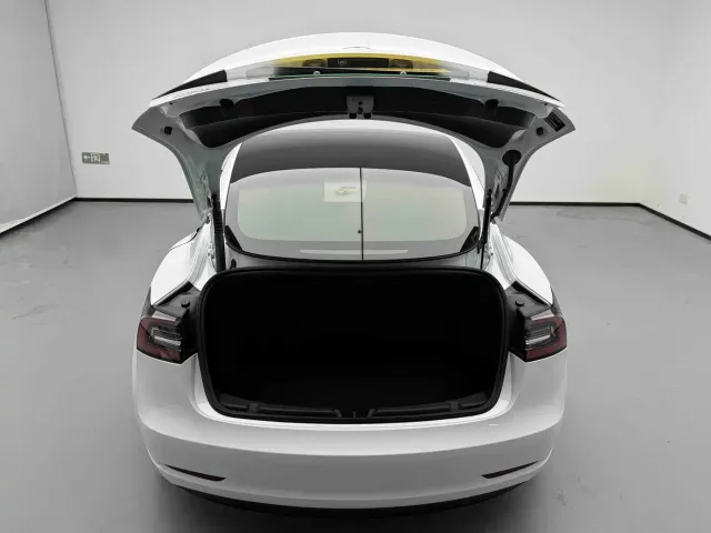 Tesla Model 3 — Фото автомобиля 15