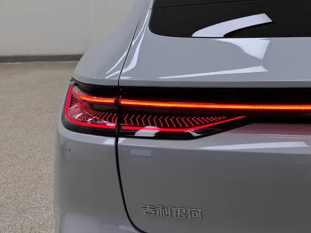 Geely Galaxy E8 — Фото автомобиля 11