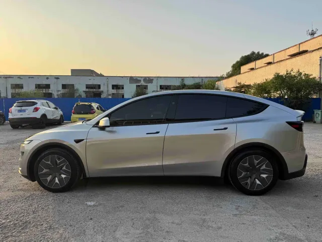 Tesla Model Y L — Фото автомобиля 2