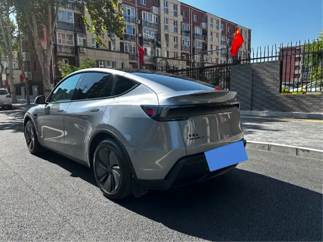 Tesla Model Y — Фото автомобиля 5