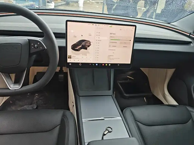 Tesla Model 3 — Фото автомобиля 12