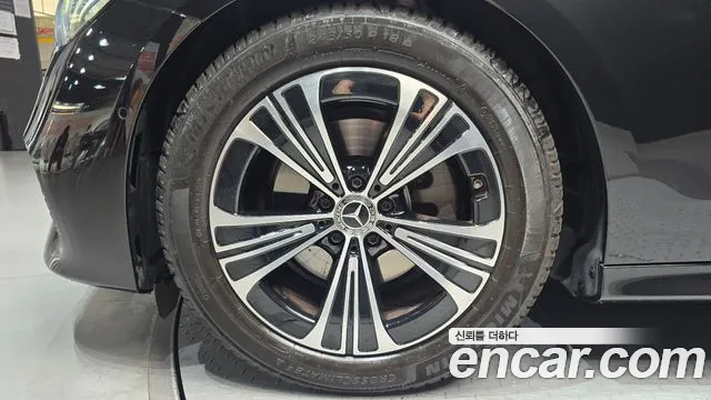 Mercedes-Benz E-Class — Фото автомобиля 5
