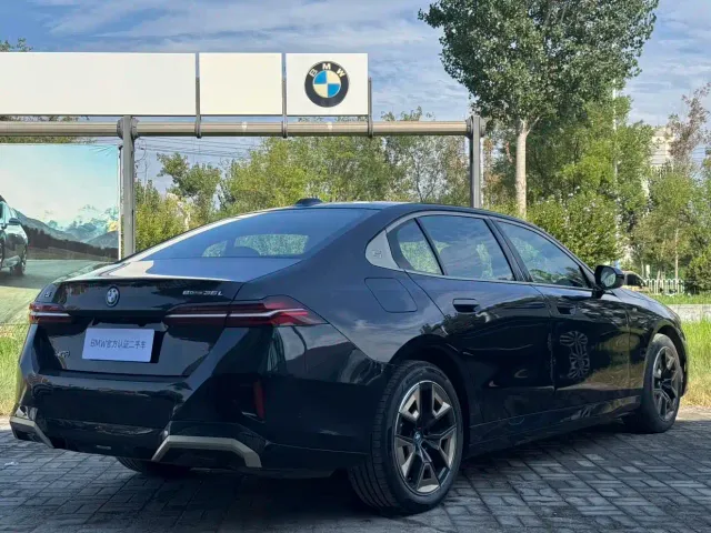 BMW i5 — Фото автомобиля 3