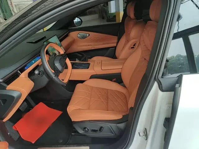 Lynk & Co Lynk & Co 10 EM-P 2025 Model 120km Base Version — Фото автомобиля 10