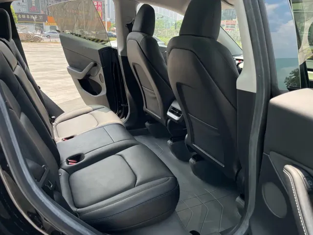 Tesla Model Y — Фото автомобиля 13